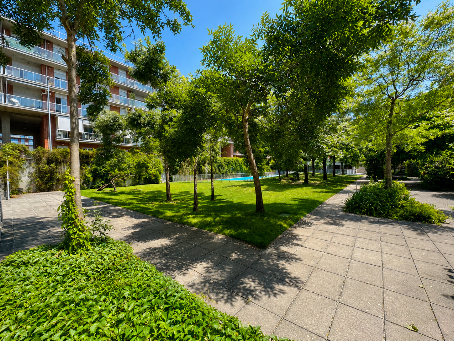 Piscina e jardim do condomínio na Quinta da Portela